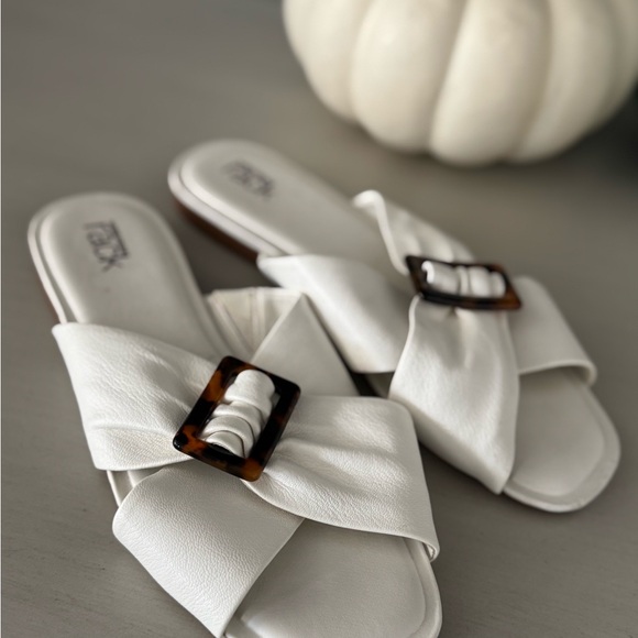 Elegant White Sandals with Tortoise Buckle - Picture 1 of 4